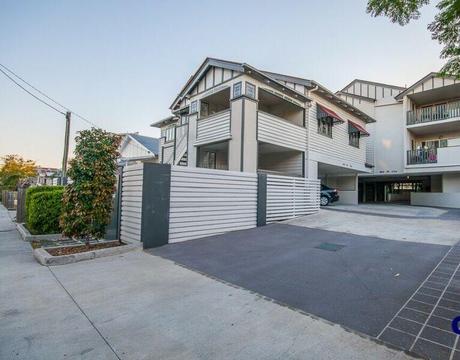Clayfield -Modern & Private Unit - Walk to Everything