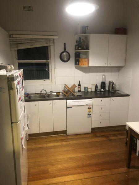 Room for rent in 3 bed apartment st kilda east