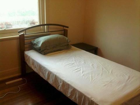 Short/ Long-Term Stay Rooms (Foxtel/ Netflix) - St Kilda/ Beach