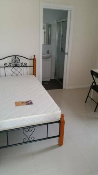 En suite room in Eastwood close to train station