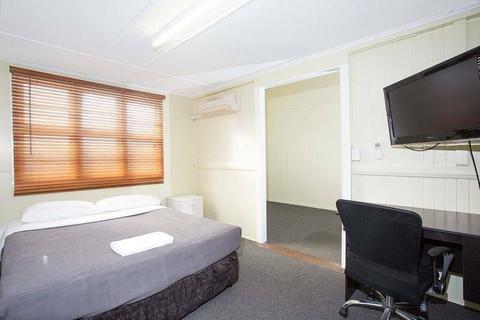 A/C Large Private Queen Room - Free WiFi $205pw