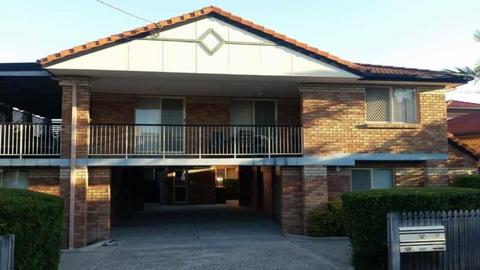 Clean room, furnished or unfurnished, heart of Chermside