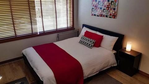 Beautiful Room for Rent in Avondale Heights Available Now!