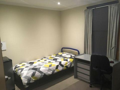 Room available in share house in Heidelberg Heights