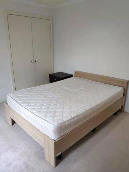 *** Room Available In Endeavour Hill ***