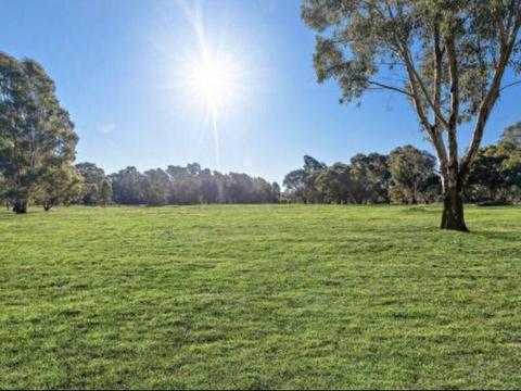 Wanted: LAND WANTED TO BUY - Within 15 min from Eltham or in Diamond Creek