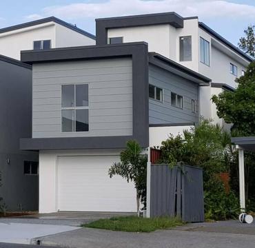 4 brm House for rent in Benowa