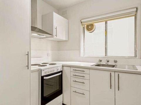 1 bedroom apartment close to elsternwick station and trams