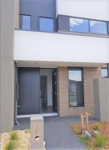 Nearly New 4 bedrooms Townhouse in Point Cook is ready to move in!
