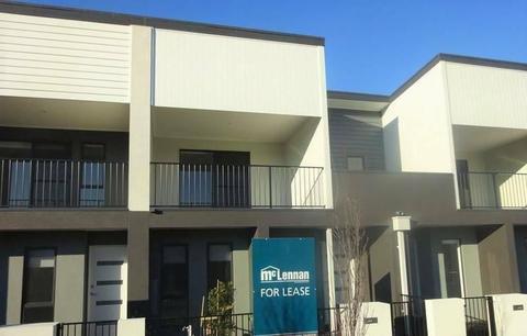 Nearly New 3 beds Townhouse close to Pakenham centre,Ready to Move in!