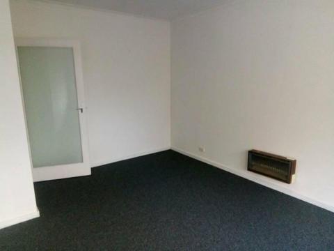 St Kilda Large 2 Bedroom Flat For Rent