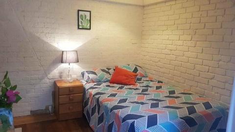 Private bedroom with rooftop in Newtown, bills included