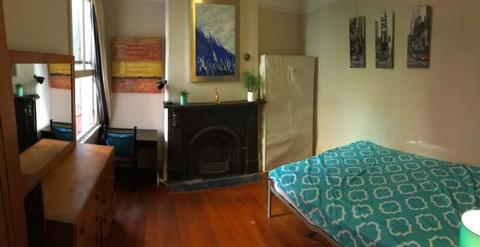 SPACIOUS room with desk in QUIET spot - Potts Point