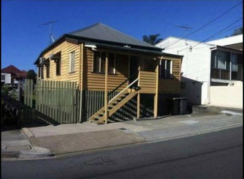 SMALL SINGLE ROOM IN WOOLLOONGABBA...FULLY FURNISHED!!FREE WIFI