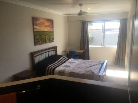 Student homestay large master bedroom with own en-suite varsity lakes