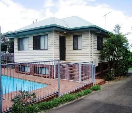 Two rooms, walk to Griffith Uni and QEII hospital, 10km to CBD