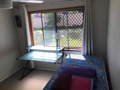 Room 4 rent Southport Share mate wanted students working holiday visa