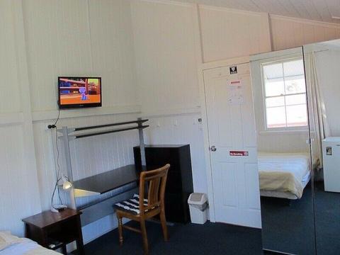 take 1 room w A/C,FF, share house at Auchenflower or windsor
