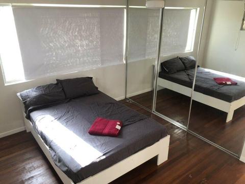 Large room for rent in Biggera Waters