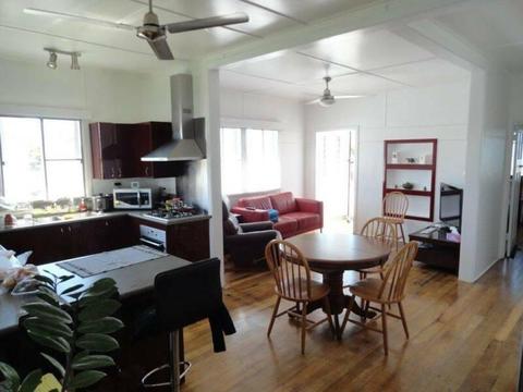 Large room available in house 2 blocks from Cairns Esplanade