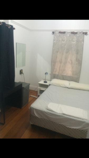 LARGE SINGLE ROOM IN HIGHGATE HILL.. FULLY FURNISHED!!! FREE WIFI