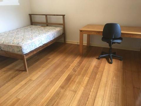 LARGE ROOM FOR RENT IN CENTRAL SUNSHINE BILLS INCLUDED