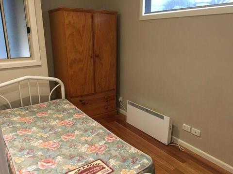 Comfortable room in a nice house in Burwood, close to Deakin