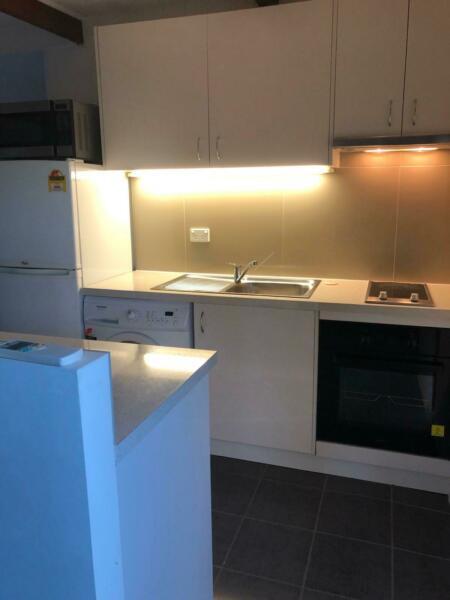 Self Contained one bedroom flat - Giralang