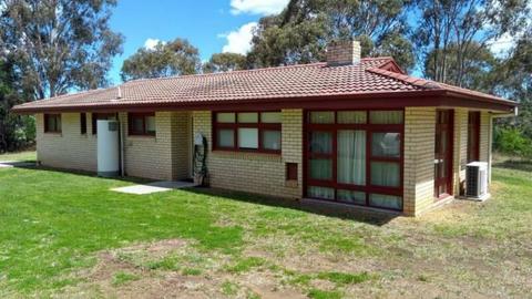 Armidale - Close to UNE - 3 Bed Brick Veneer House for Rent