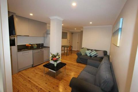 Renovated large 2 bed furnished unit in centre of Manly