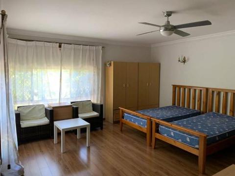 Huge bedroom walk to Macquarie Uni and shopping