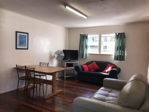 Large self contained Flat in the suburb of Petrie Terrace