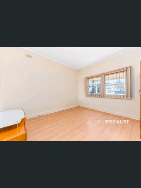 1 Large room available for rent Dandenong