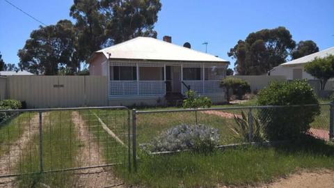 HOUSE FOR SALE BY OWNER - 15 cobham st - katanning WA