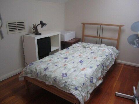 just 5 mins walk to university of Sydney and close to city. 3 people