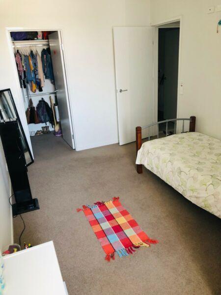 Single Room for a girl with bathroom