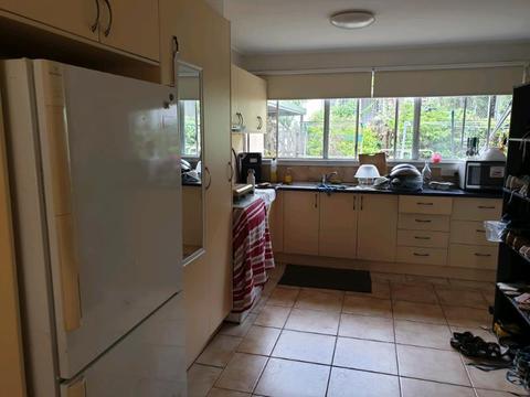 Shared room for rent in a townhouse in surfers paradise