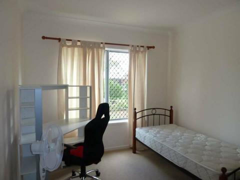 Clean Quiet Student Room Privt Entn 2mn to Bus Griffith Uni Bills incl