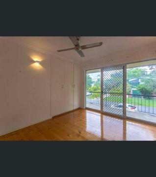 1 x Large Bedroom Available in Ashgrove West/The Gap