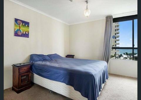 Master room for couple (MIddle of Surfers Paradise)