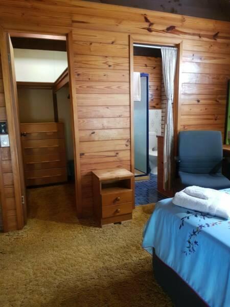 LARGE COMFORTABLE ROOM WITH ENSUITE LONG OR SHORT TERM MAROOCHYDORE