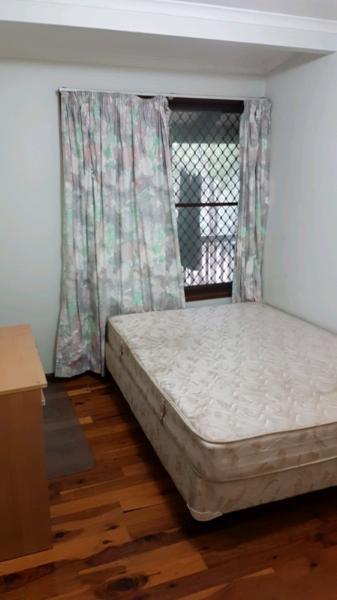 Quiet comfortable room in Indooroopilly house