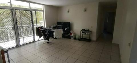 One large room in a Unit near UQ and Wstfield Indooroopilly