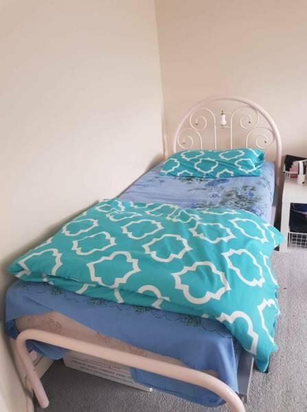 Room for rent in Mount Waverley Very Close to Syndal Station