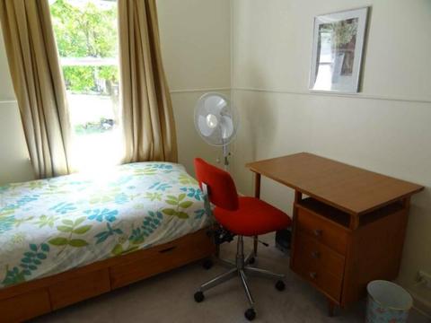 Room with ensuite, all bills incl. for female. 1 min to shops and tram