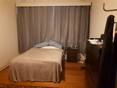 Large bedroom in shared spacious house in leafy street Kew $850 p/mo