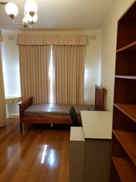 BIG ROOM FOR 2 PEOPLE ONLY 7 MINUTES WALK TO DEAKIN UNI