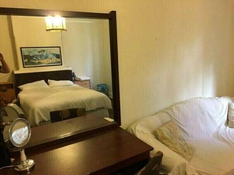 LARGE AIRCONDITIONED/FURNISHED ROOM CLOSE TO CITY FOR SINGLE/COUPLE