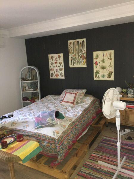 Room for rent - available 8 Dec