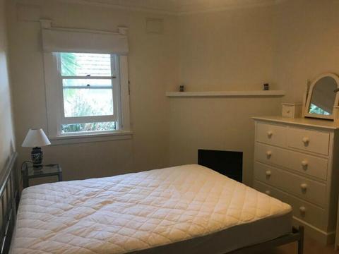 Sunny queen sized bedroom with own bath in Seaforth